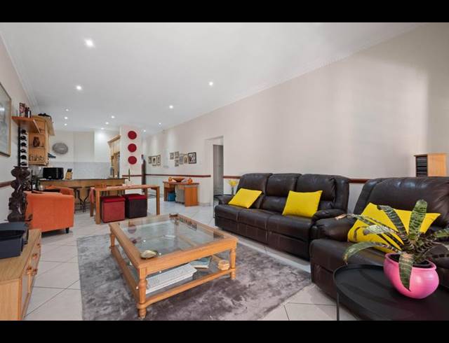 2 BEDROOM TOWNHOUSE FOR SALE IN HYDE PARK